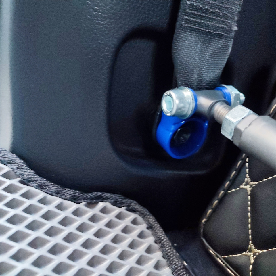 А это крепление с другой стороны. — Toyota Noah (3G)