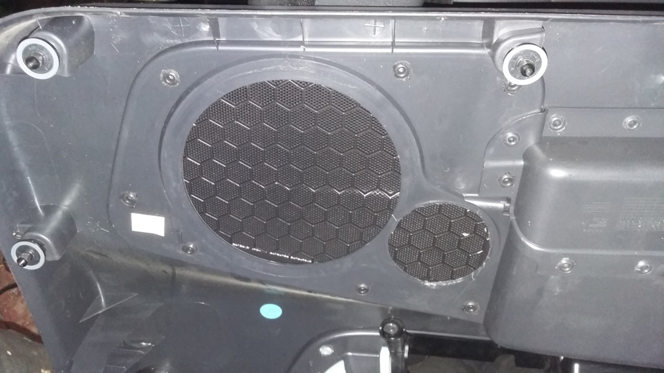 вырез под сдвоенные динамики — Volvo S40 (2G)