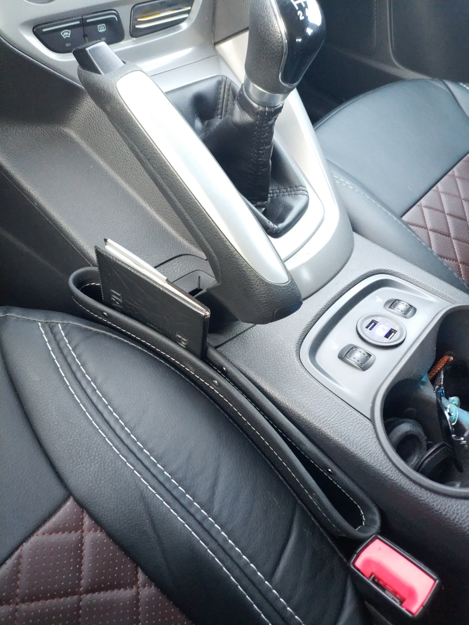 Пример с паспортом, телефон также удобно лежит. — Ford Focus Hatchback III