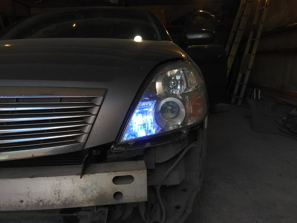 При положении замка АСС загораются ДХО. — Nissan Teana (J31)