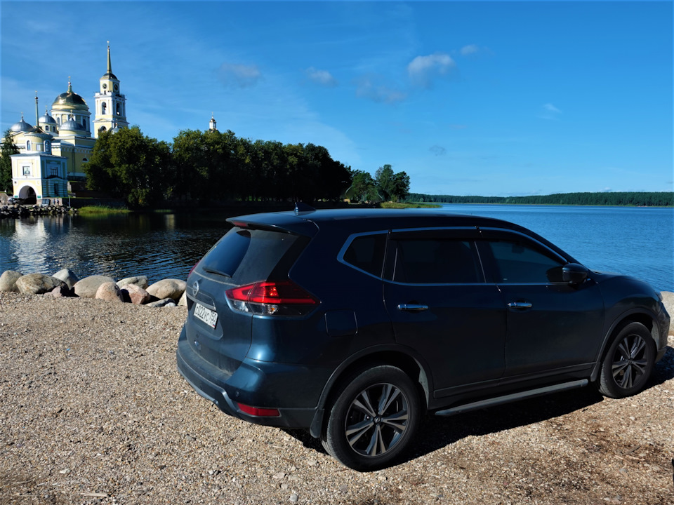 Достаточно просторная парковка отсыпана практически под стенами монастыря. — Nissan X-Trail III (t32)