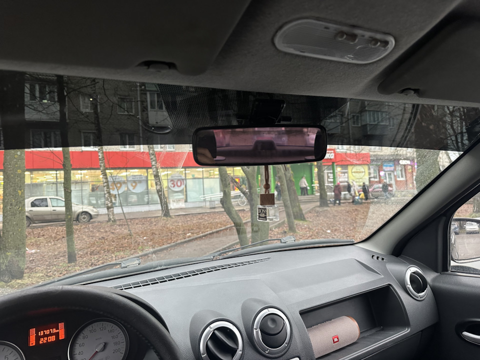 Вид из салона — Renault Logan (1G)