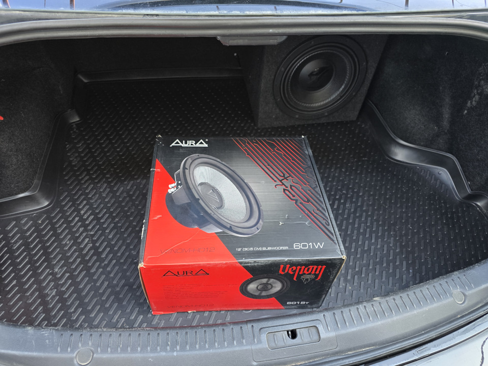 SQ сабвуфер AurA Venom-HD12. Установка. — Mazda 6 (2G) GH бензин