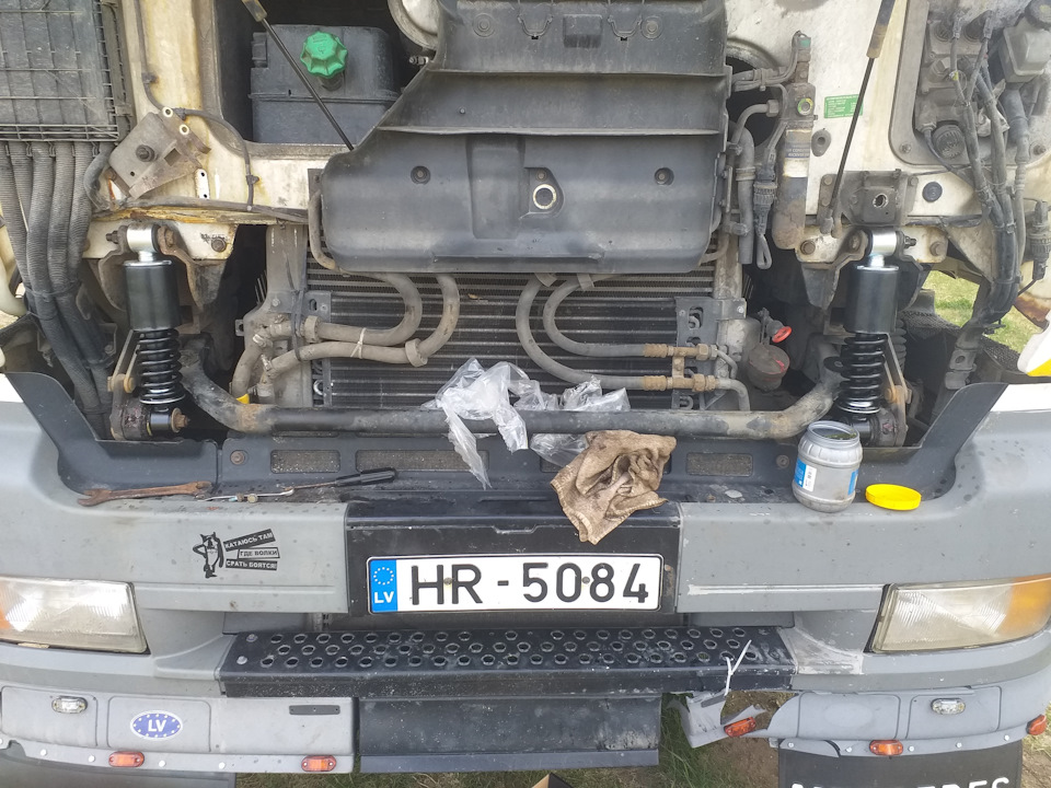 Вид стал по свежее под капотом — Mercedes Actros MP1