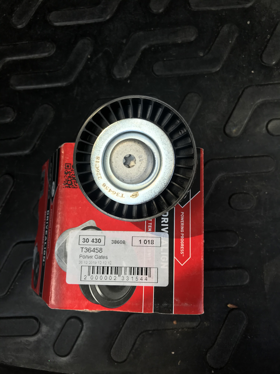 ролик который еще полежит — KIA Ceed SW (1G). Запчасти на фото: T36458