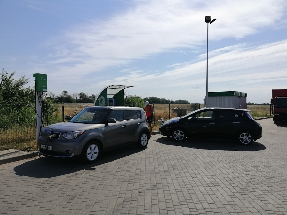 Справа — доработанный Nissan LEAF с двумя тяговыми батареями! — KIA Soul EV (2G)