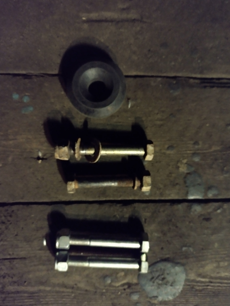 на машине не хватало одной половины верхней втулки, с правой стороны, болты не пригодны для использования. — Москвич Князь Владимир