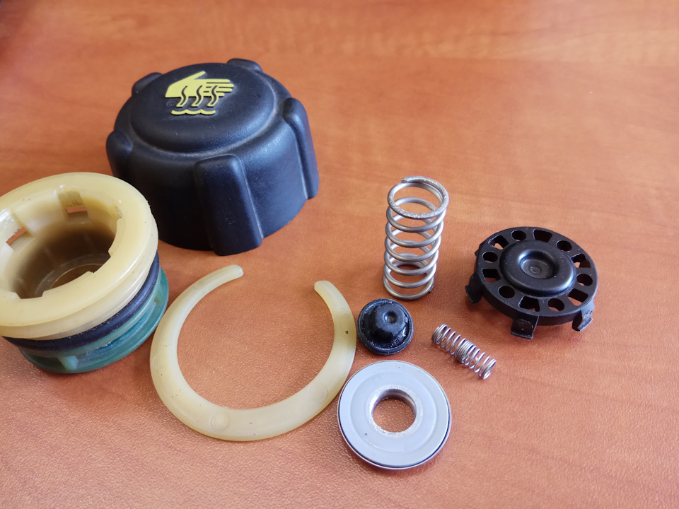 Пробка в разобранном виде — Nissan Qashqai (1G)