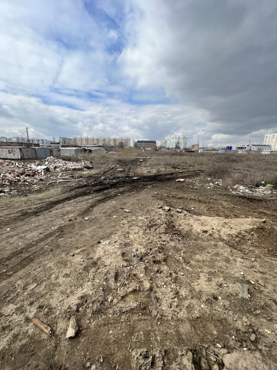 Место где я застрял. Как выехал с грязи на сухую дорогу, сразу глушу машину, чтобы отключить стабилизацию, запускаю и хочу тронутся и тут я не понял, машина не едет сразу, не большой затуп, потом начинает ехать, лан выдохнул, но испугался, далее уже еду объезжать, выехал на трассу разгоняюсь как обычно, а она не переключает с 4 на 5 Заехал на самомойку отбил водой от грязи и медленно в гараж. — Toyota Camry (XV40)