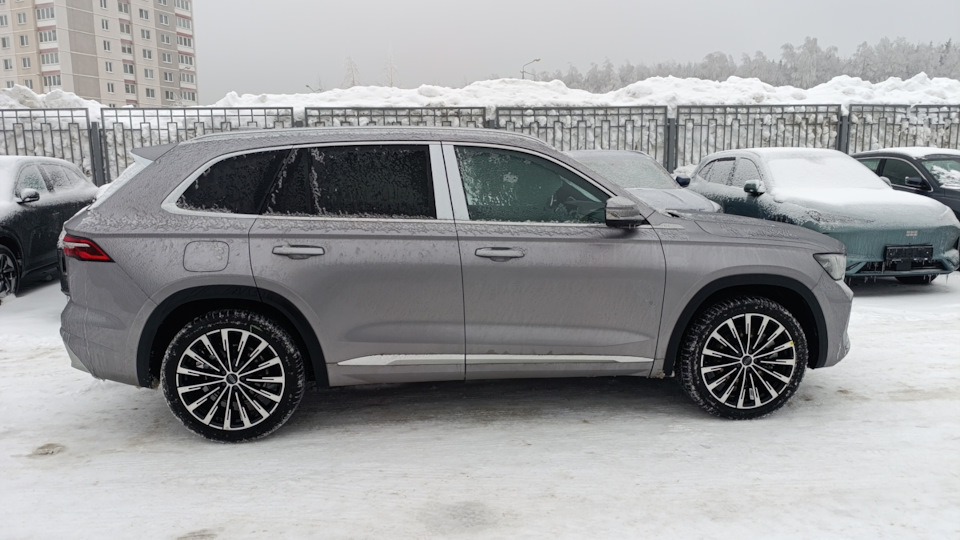 Geely Monjaro M E E L Y