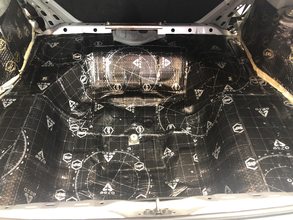 На пол багажника прикатали все тот же StP Aero Plus — Honda Civic 4D (8G)