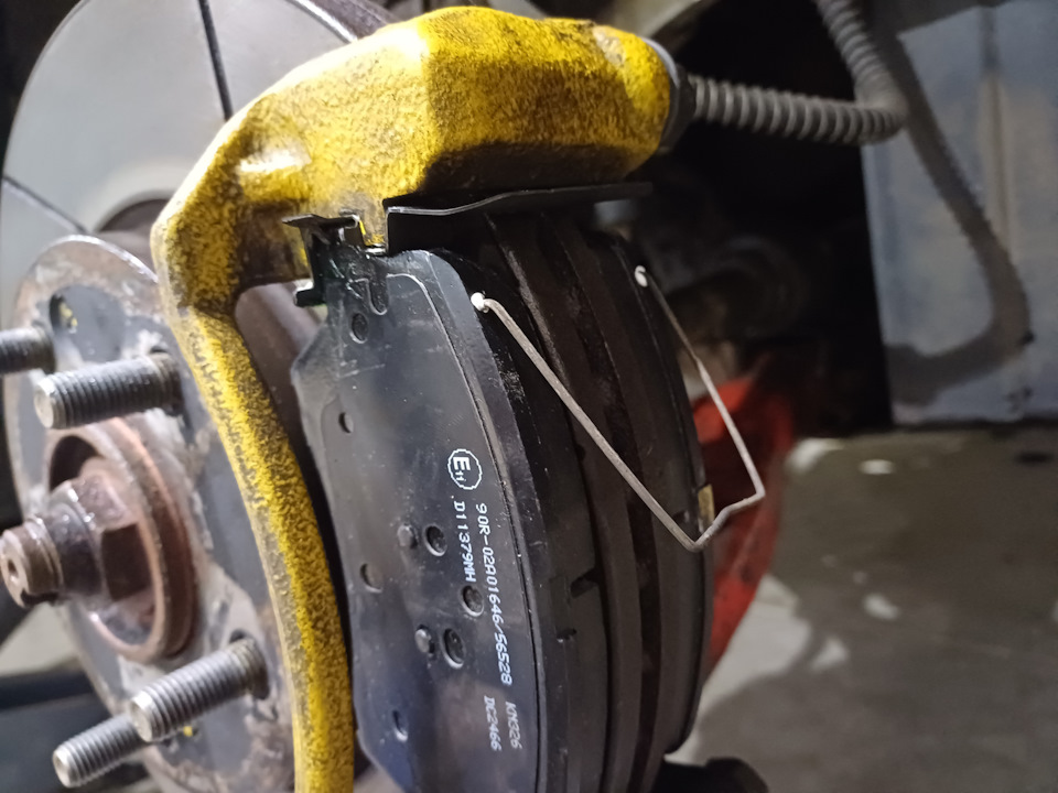 Установили — KIA Cerato (3G). Запчасти на фото: D11379MH