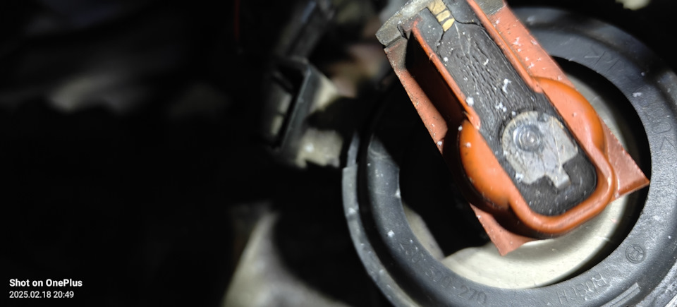 Есть трещины на компаунде — Volkswagen Passat B4. Found on photo: 021820