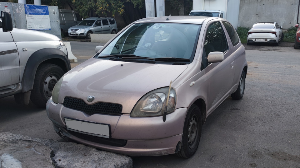 Toyota Vitz литровая истеричка
