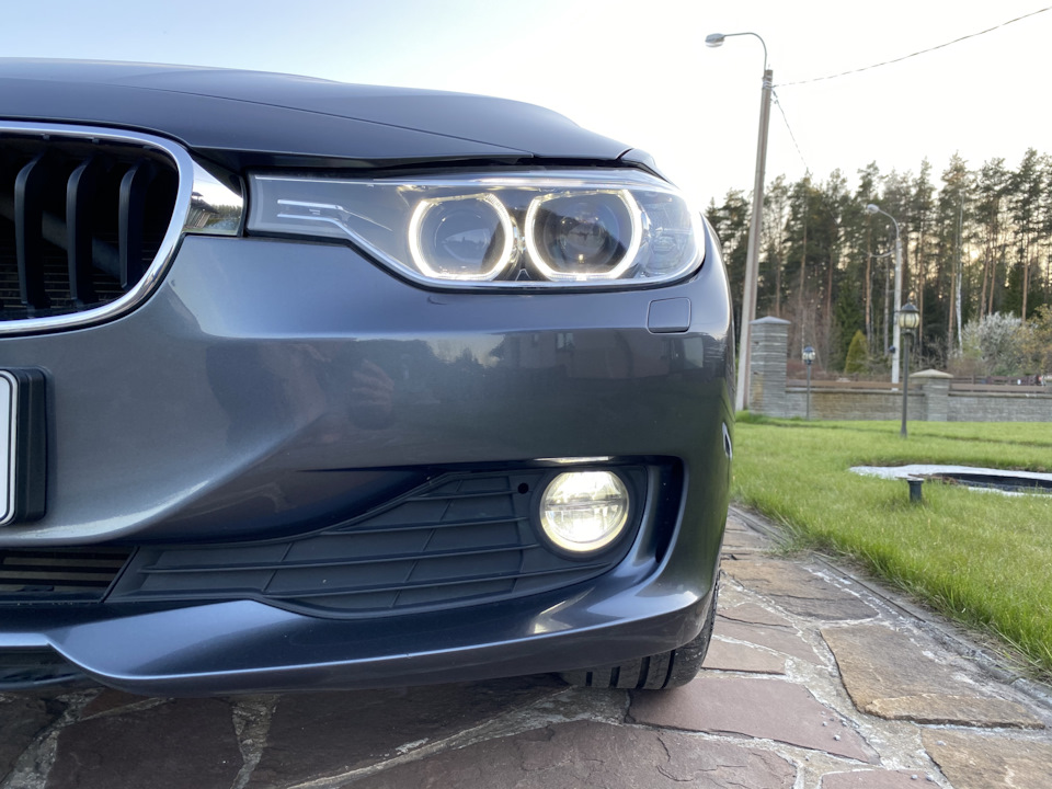 Сама противотуманная LED фара за счет горизонтальной перегородки выглядит интереснее своего галогенового брата. — BMW 3 series (F30)