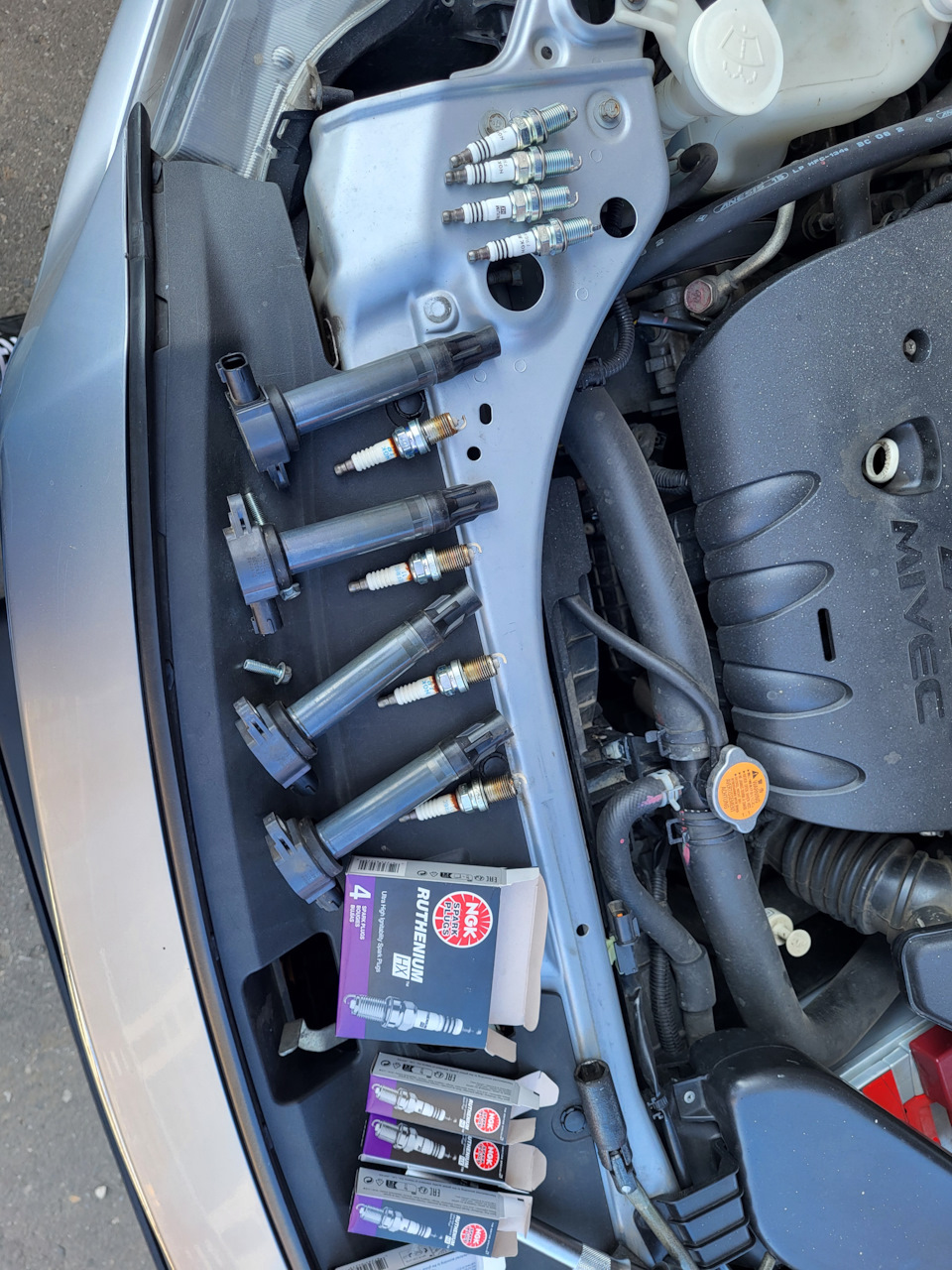 Замена свечей NGK FR6AHX-S Рутениум HX 94279 — Mitsubishi