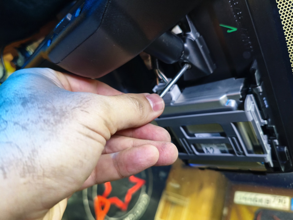 После torx t20 открутить крепление — Toyota Prius Plug-in Hybrid (2G)