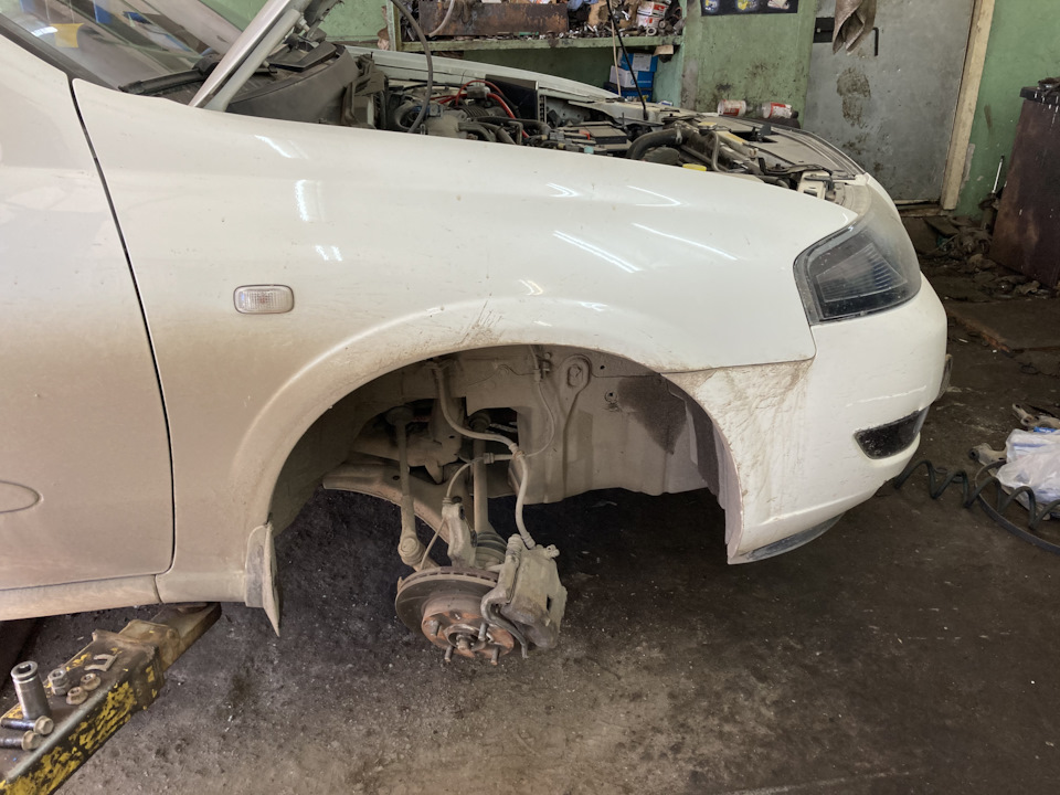 На подъемнике. — Nissan Almera Classic (B10)