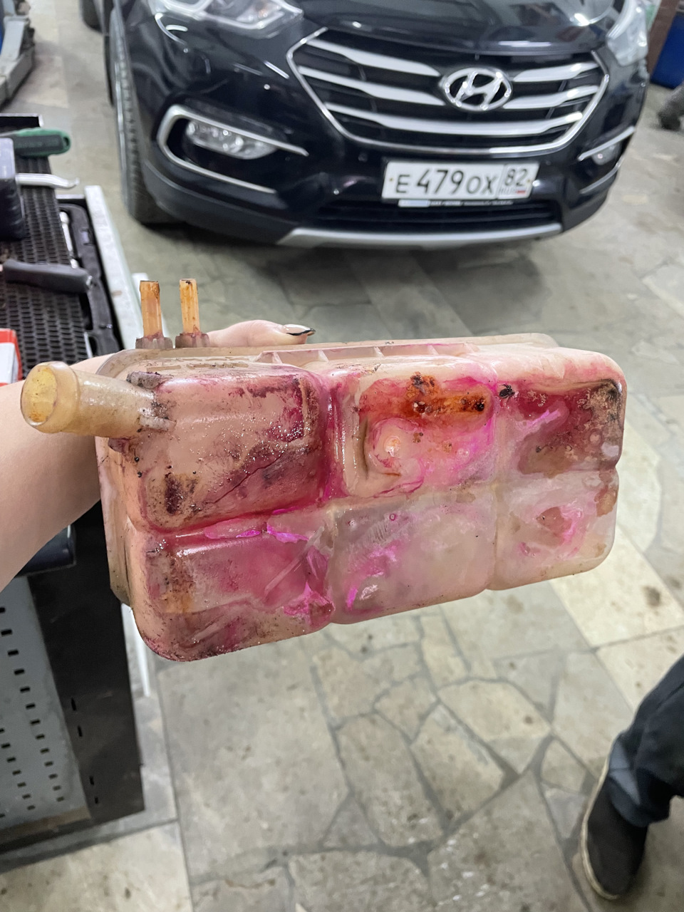 И дальше он просто спускался ниже на кронштейн и под машину. — Lada Приора хэтчбек