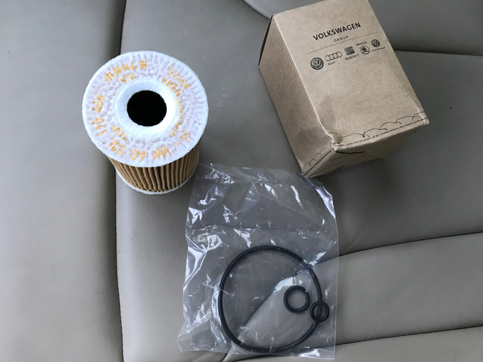 На фильтре написано Mahle OX388 — Audi Q3 (1G). Запчасти на фото: OX388
