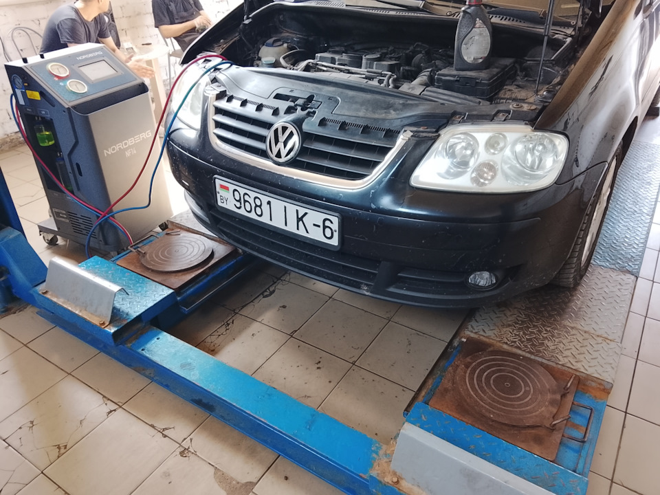 Заправка кондиционера)) — Volkswagen Touran (1G)