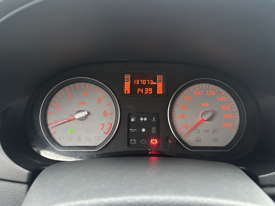 137073 км. — Renault Logan (1G). Запчасти на фото: 137073