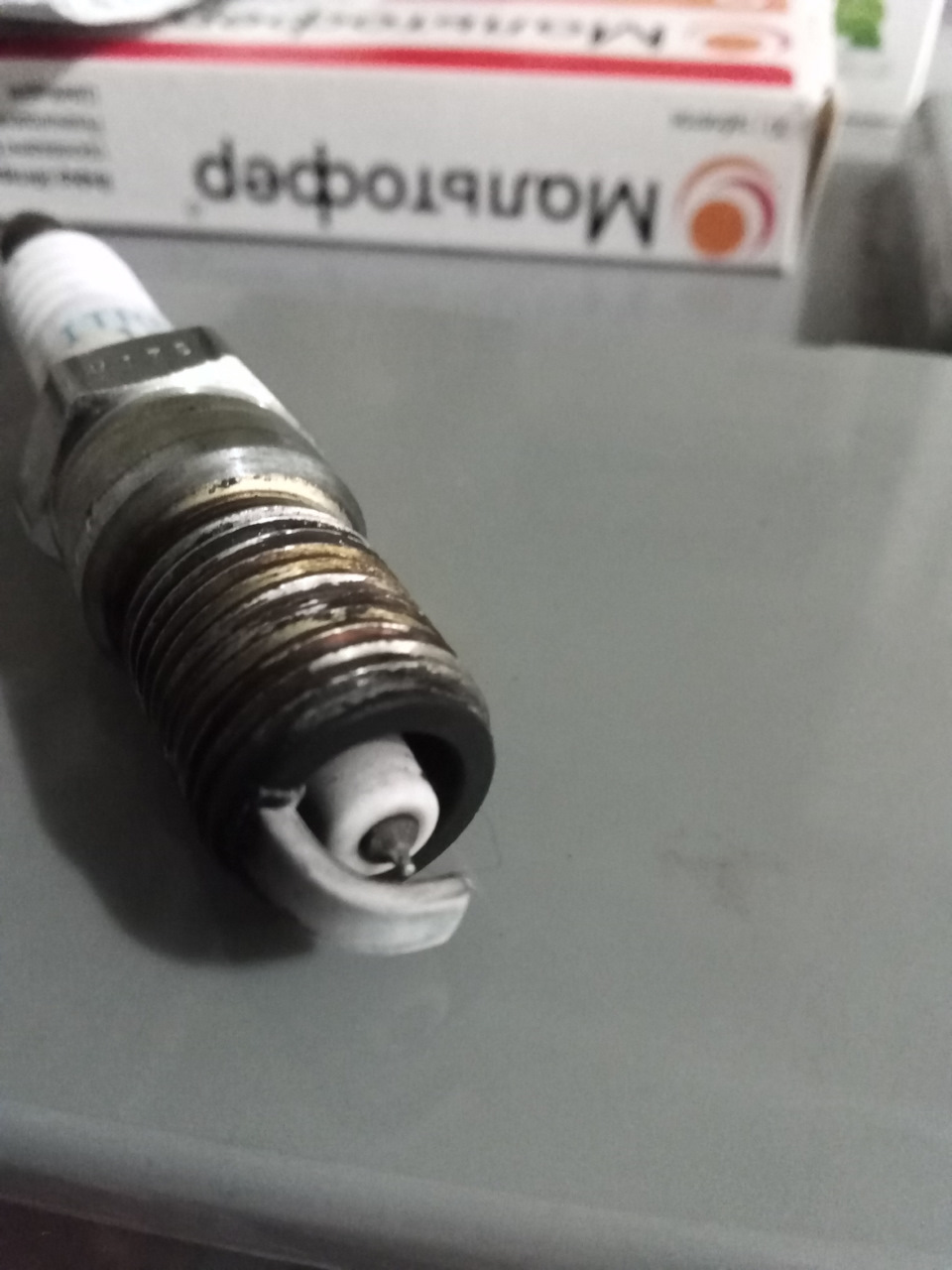 Завёл двс, прикрыл дроссель рукой, авто заглохло. Завёл во второй раз, полил очистителем в отверстие с форсункой и двиг будто захотел выпрыгнуть из под капота. Чуть попрыгал и успокоился. Побрызгал во вторую форсунку — то же самое. В третьей и четвертой чуть получше. — Ford Focus Hatchback II