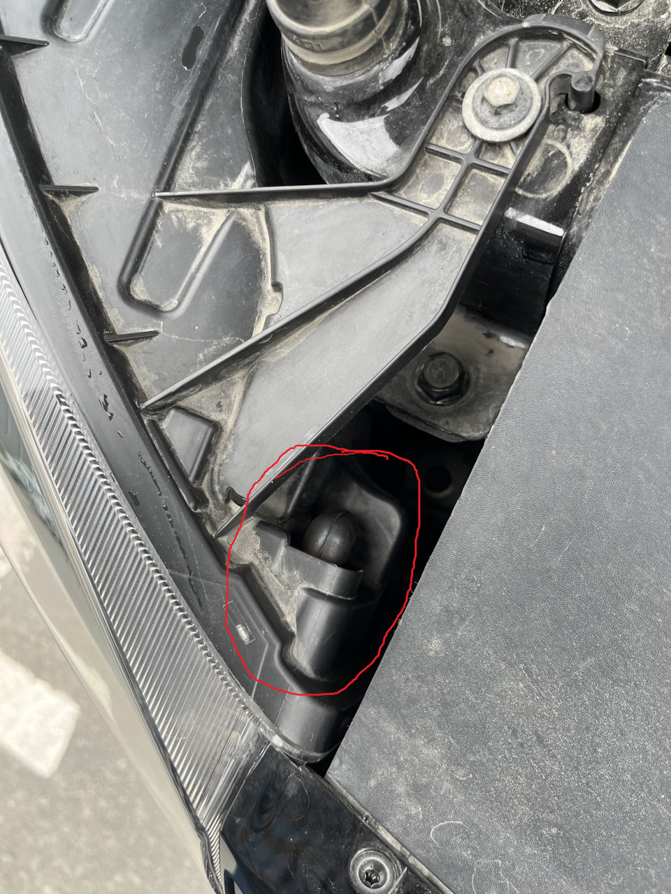 На фото он в правильно положении, а изначально конец смотрел вправо( — Lada Vesta SW Cross (NG)
