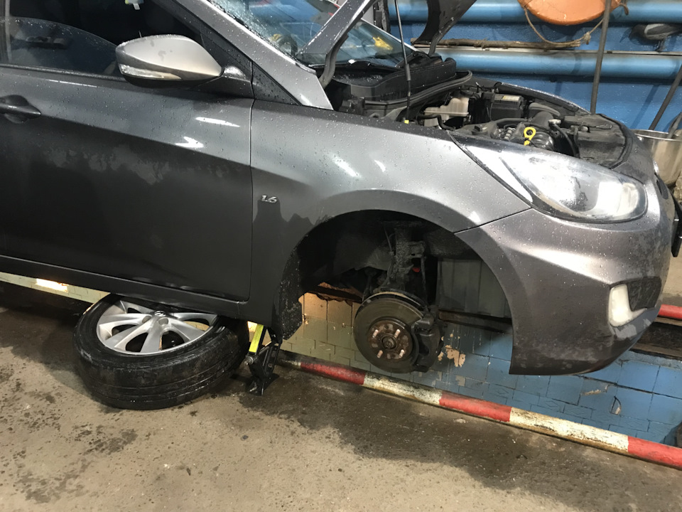 Я вывесил авто сразу на два домкрата, не забывая о безопасности — Hyundai Solaris (1G)