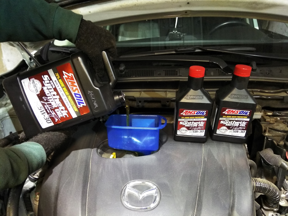 AMSOIL Signature Series 5W-30 Synthetic Motor Oil 5W30. Старое слито и откачено все до последней капли. Масляный фильтр установлен PE01-14-302B-9A. — Mazda CX-5 (1G). Found on photo: PE0114302B9A