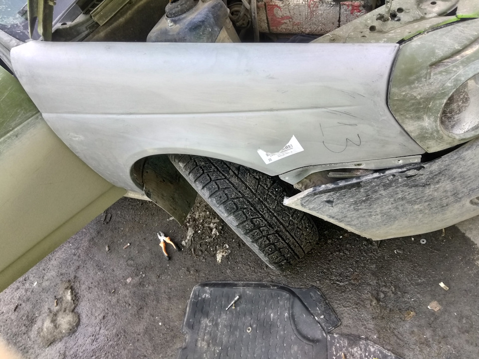 и присобачиваем крыло — Lada Приора седан