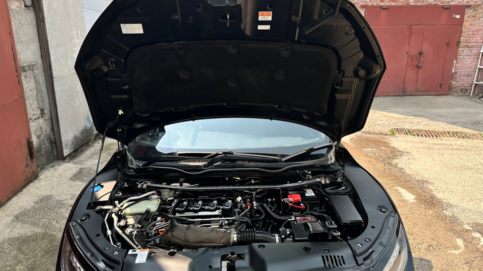 Фото подкапотки — Honda Civic Hatchback (10G)