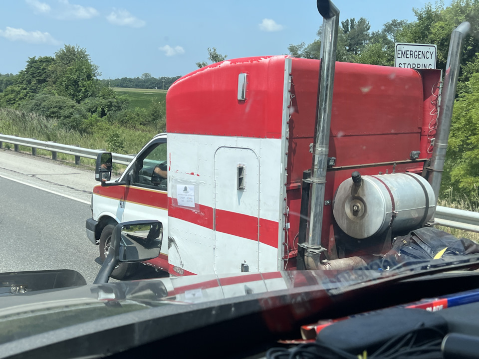 17. … из обычного фургона такую хату замутить! Самое главное- выхлоп! — Kenworth T680