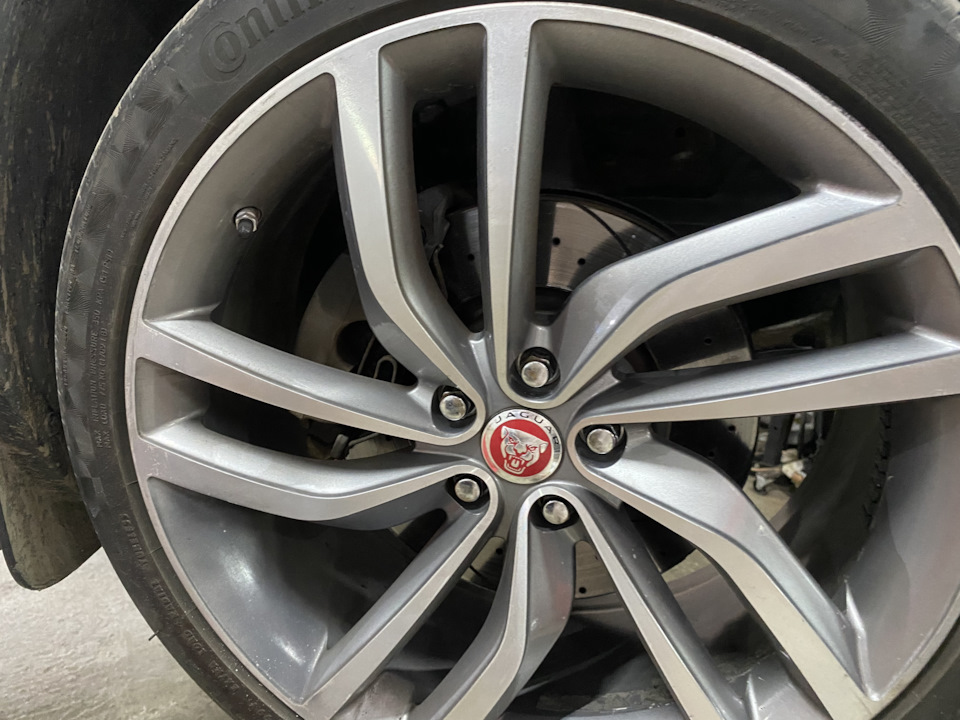 Новая ступица после установки колеса — Jaguar XE