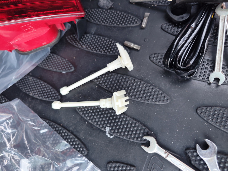 Новые кронштейны для фонарей — Volkswagen Tiguan (1G)