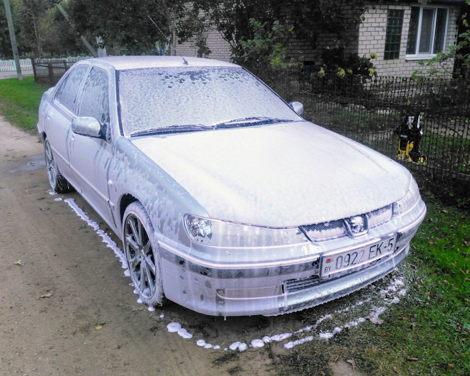 Не забыл уделить внимание и самому авто. — Peugeot 406. Запчасти на фото: R0927