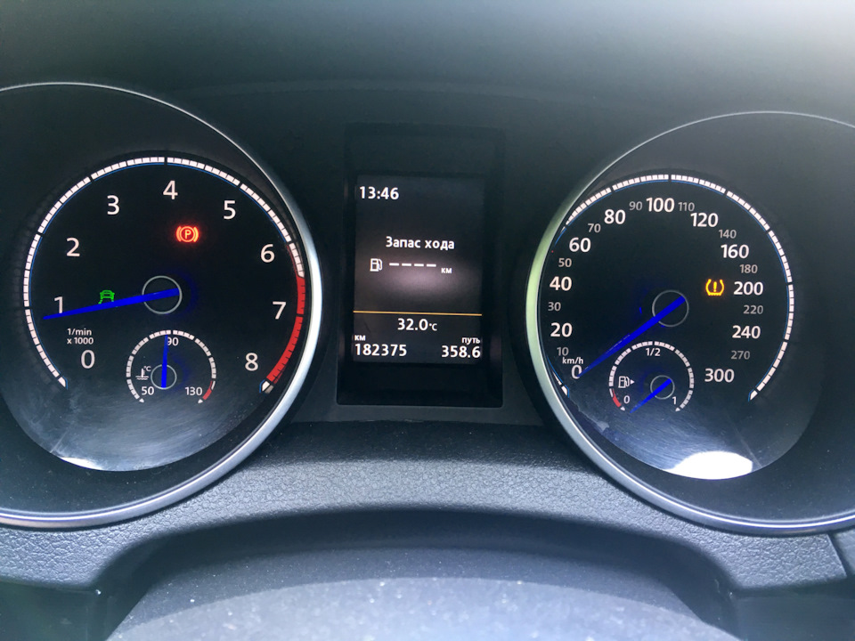 На приборке. Стрелка уровня топлива на нуле. Запас хода не отображается — Volkswagen Golf GTI Mk6