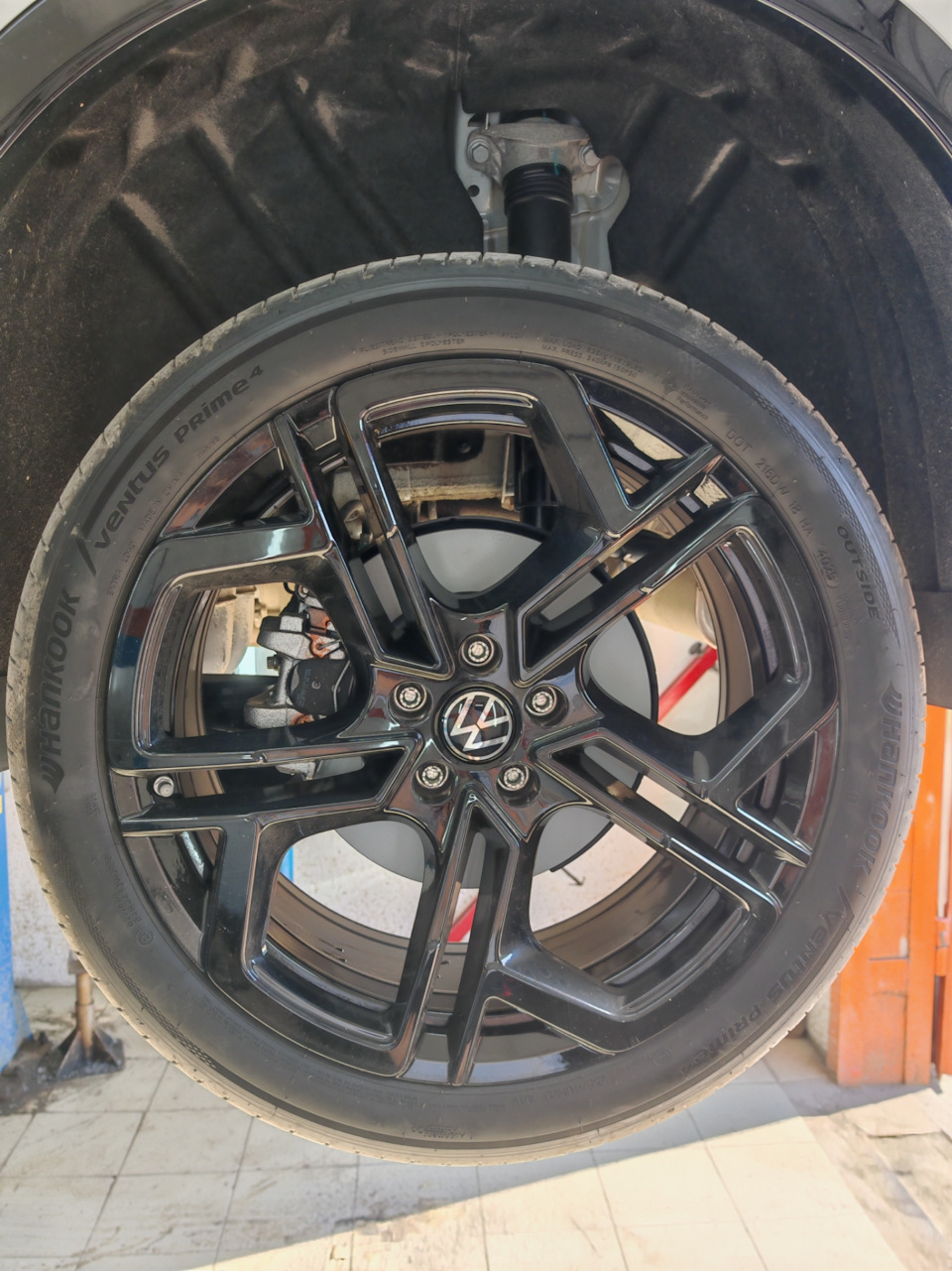 Зад после — Volkswagen Tiguan L Pro. Запчасти на фото: Hankook K105 Ventus Prime