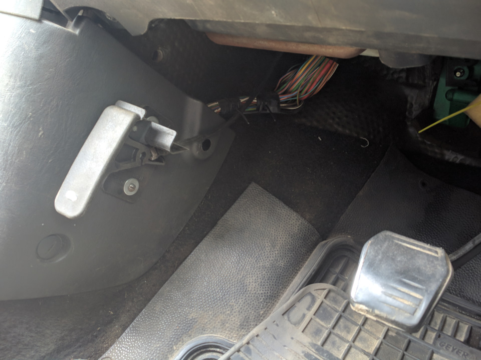 вид ручки сбоку в салоне — Ford Focus Sedan I