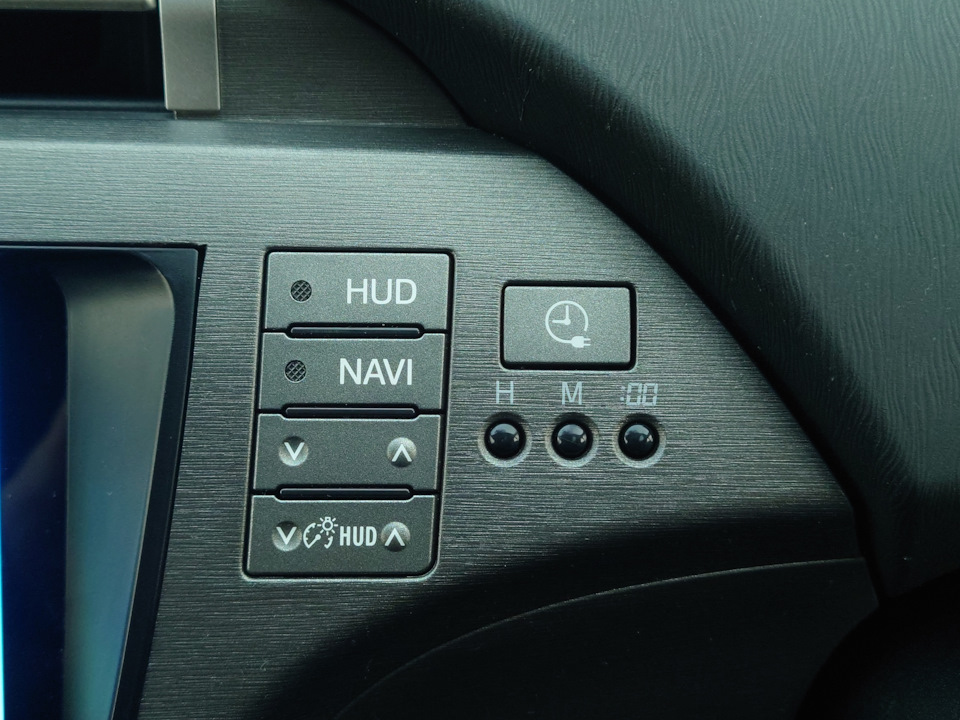 Блок кнопок управления проекцией, часами и отложенной зарядки. — Toyota Prius Plug-in Hybrid (1G)
