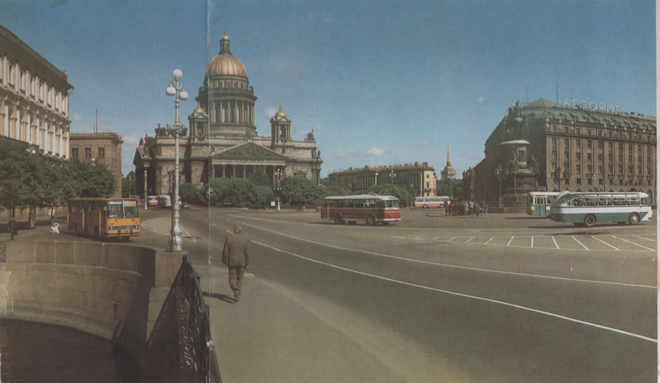 Единственная фотография Ленинграда, где, присмотревшись, можно заметить синий Ikarus 620 на заднем плане. Зато какой вид, сколько красивых автобусов! — Ikarus 630