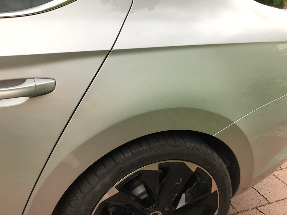 Цвет даже под палящим солнцем не отличить — Skoda Superb Mk3