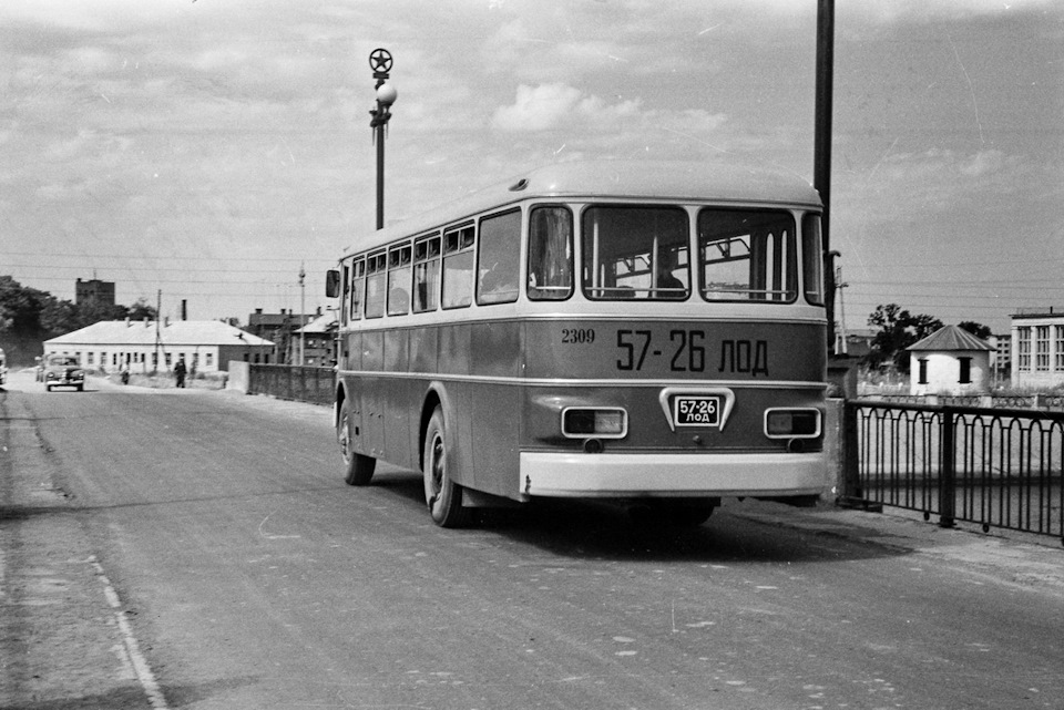 Ikarus 620 Сланцевского АТП на мосту через Парусинку в Ивангороде, 1965 год. — Ikarus 630