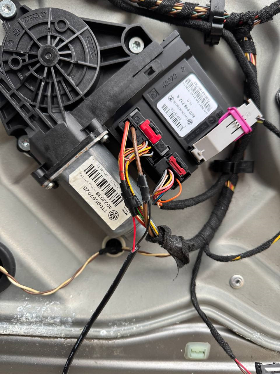 Photo from the logbook Skoda Octavia A5 Mk2. Found on photo: 1T0959702S