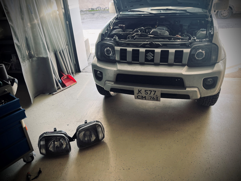 Демонтаж фар с Suzuki Jimny — Suzuki Jimny (1G)