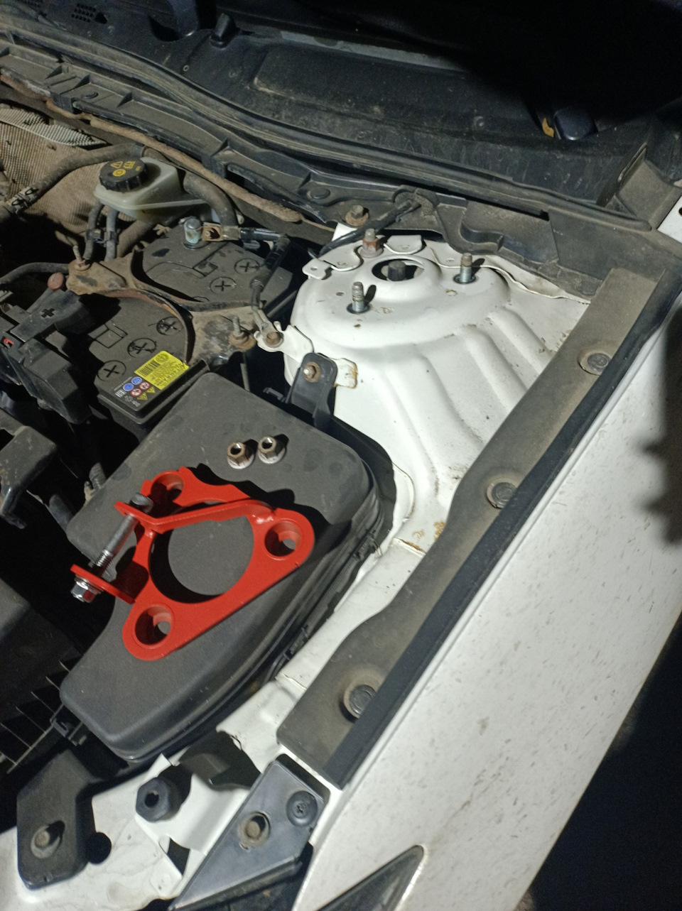 Распорка стоек. — Mazda 3 (3G) BM бензин, 1,6 л, 2014 года
