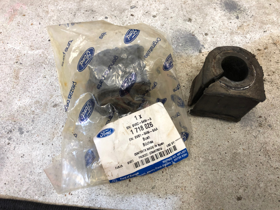 Втулка стабилизатора Ford 1718026 и старая такая же отпиленная с одной стороны — Volkswagen Passat B6. Запчасти на фото: 1718026