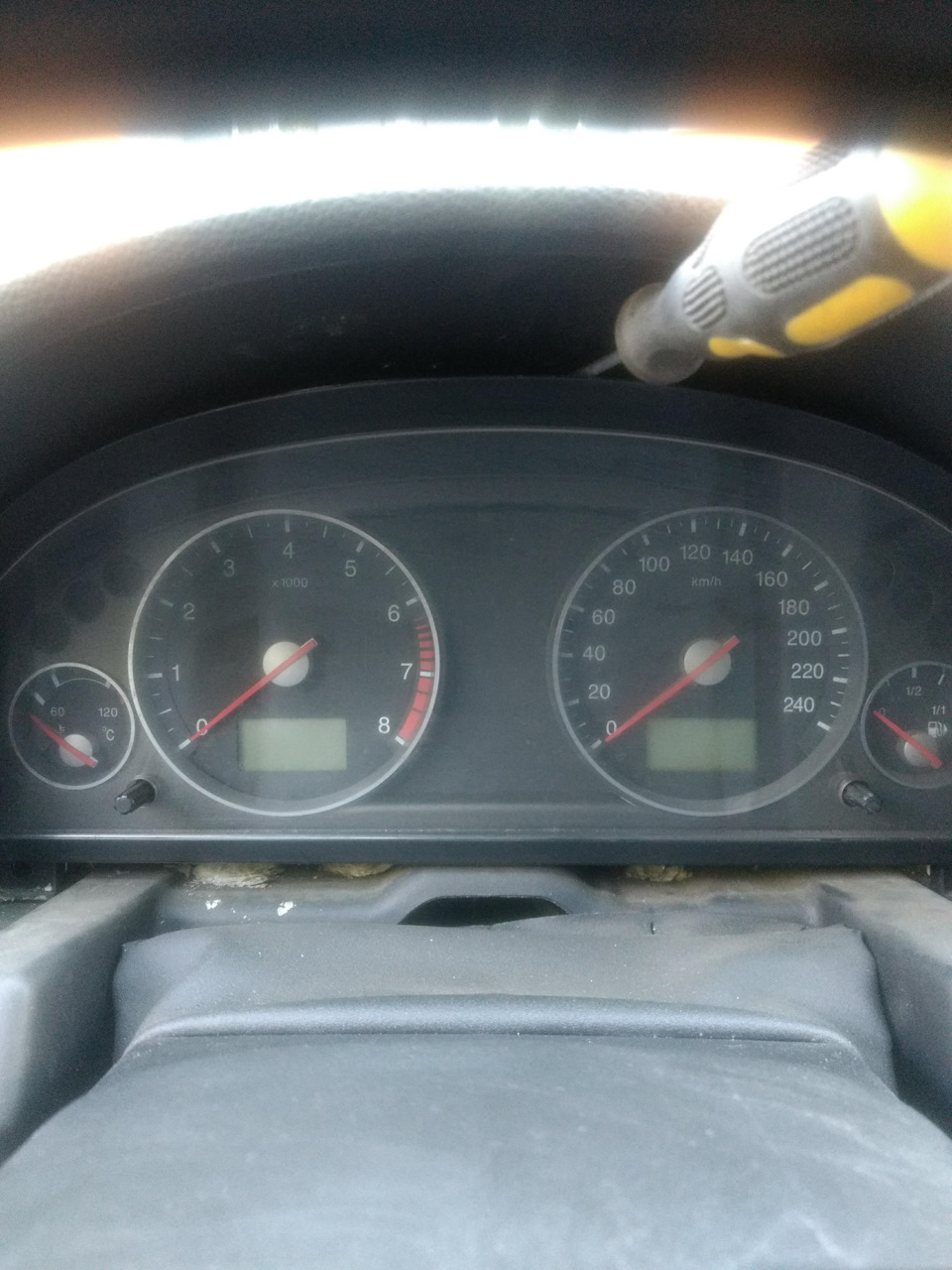 подцепляем отверткой приборку и тянем немного вниз — Ford Mondeo III